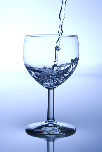 Apa alcalina ionizata si antioxidanta mai este numita de unii si apa vie