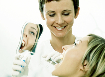 Servicii de cosmetica dentara pentru femeile care isi iubesc imaginea publica